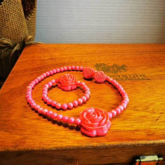 Vintage Small Child Size Bright Pink Resin Rose and Iridescent Bead Jewelry Set - Picture 4 of 12